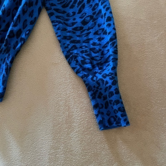 Blue Knit Cropped | size (junior)M? | animal print - Picture 4 of 7